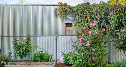Stay Cool - AC! Perfect for Exploring Tacoma. Pet Friendly. Free Parking.