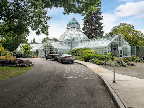 Walkable & Free Parking in Heart of Tacoma