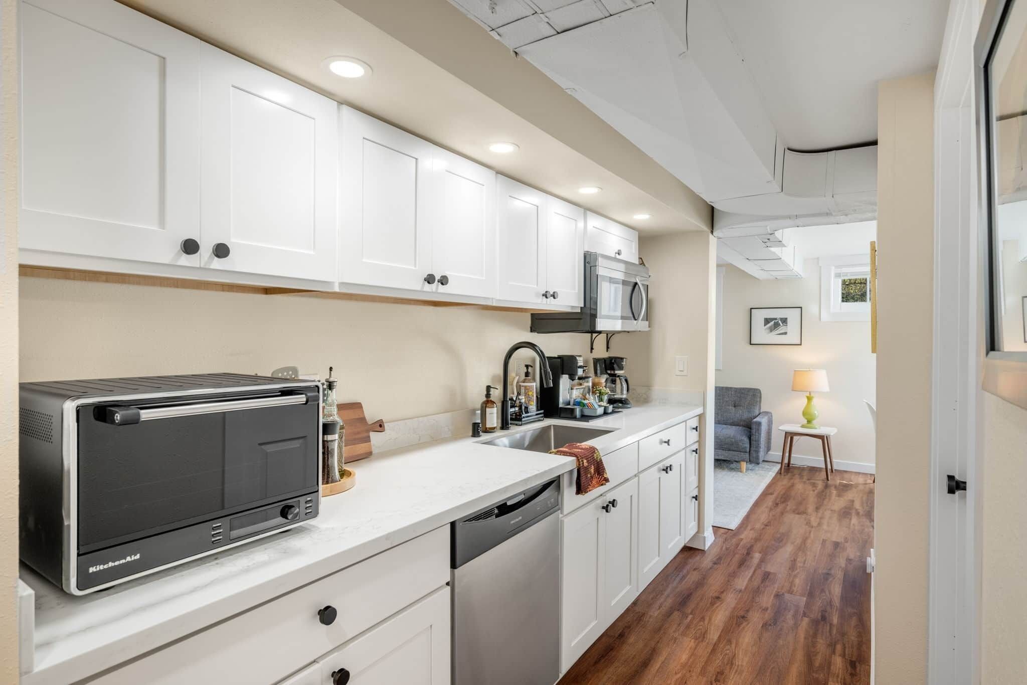 Kylskåp, mikrovågsugn, spishäll och diskmaskin