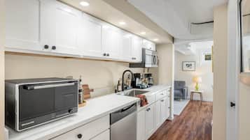 Kylskåp, mikrovågsugn, spishäll och diskmaskin