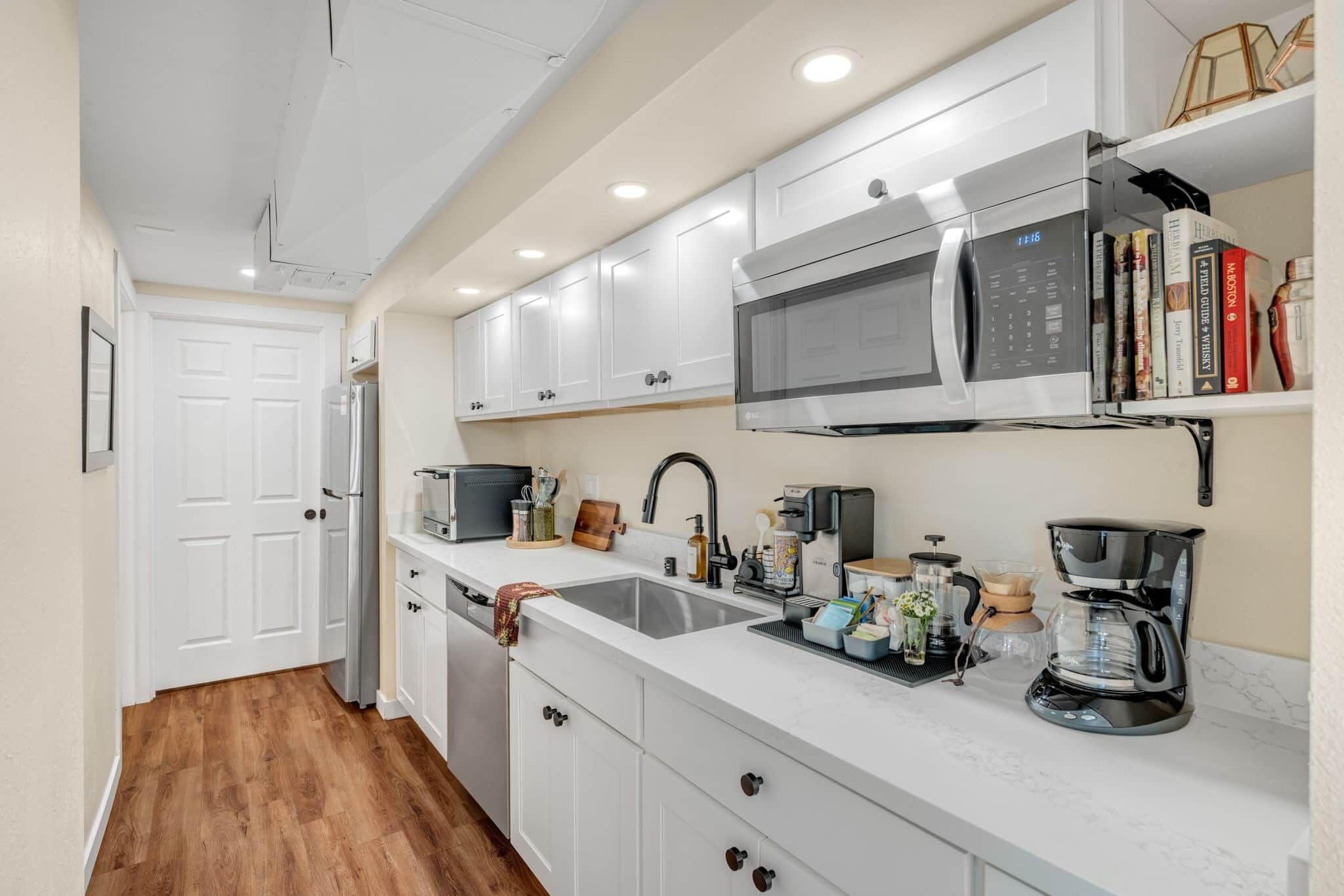 Een koelkast, een microgolfoven, een kookplaat, een vaatwasser