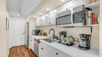 Een koelkast, een microgolfoven, een kookplaat, een vaatwasser