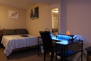 3 habitaciones, escritorio y tabla de planchar con plancha