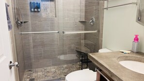 Douche, sèche-cheveux, serviettes fournies, savon