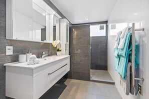 Dusche, Haartrockner, Handtücher, Seife