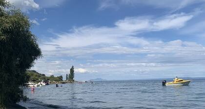 Retro Lakeside Retreat