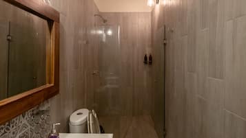 Quarto clássico, 1 cama Queen | Banheiro | Chuveiro, chuveiro com efeito de chuva, toalhas de banho, sabonete
