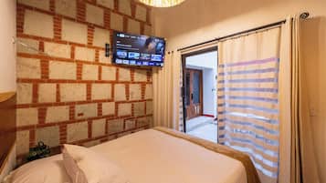 Quarto conforto, 1 cama Queen | Banheiro | Chuveiro, chuveiro com efeito de chuva, toalhas de banho, sabonete