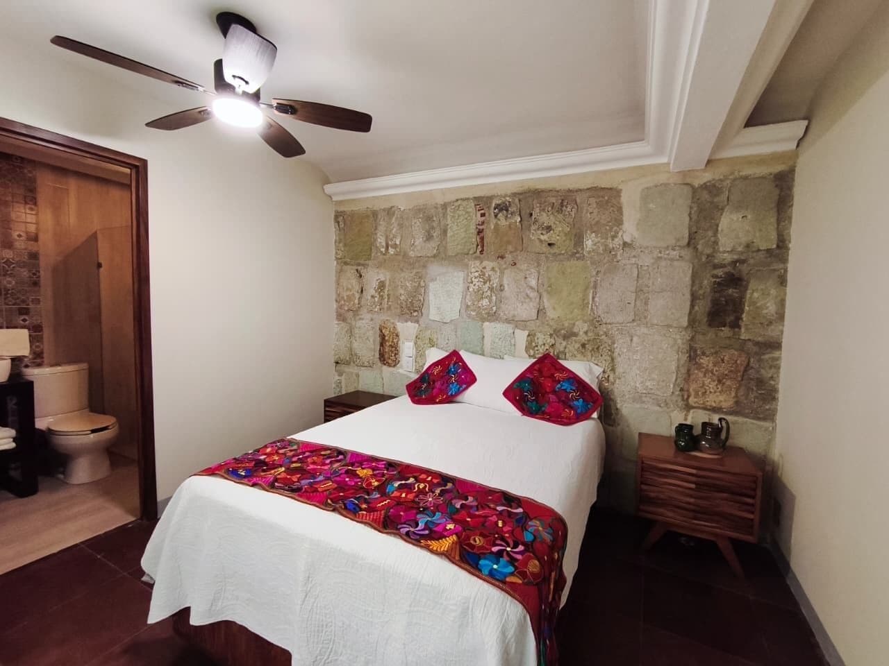 Rom – standard, 1 queensize-seng | Sengetøy av topp kvalitet, dundyner og individuelt dekorert