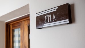 Un letrero con el nombre 'ETLA' en una pared.
