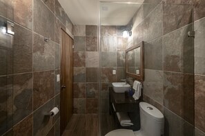 Classic Room, 1 Queen Bed | Bathroom