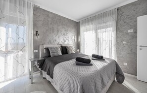 3 bedrooms, travel cot, free WiFi, bed sheets - 3 bedroom amazing home in Bilice (Bilice)