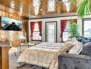 Smart TV, fireplace