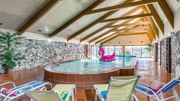 Een binnenzwembad, een verwarmd zwembad