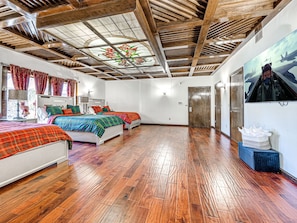 5 bedrooms, iron/ironing board, WiFi, bed sheets