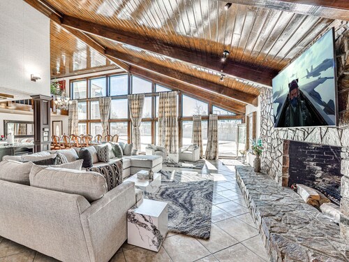 Brownsville- Indoor Heated pool, Tennis court, luxury mansion by Lake Overholser