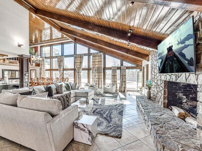 Brownsville- Indoor Heated pool, Tennis court, luxury mansion by Lake Overholser