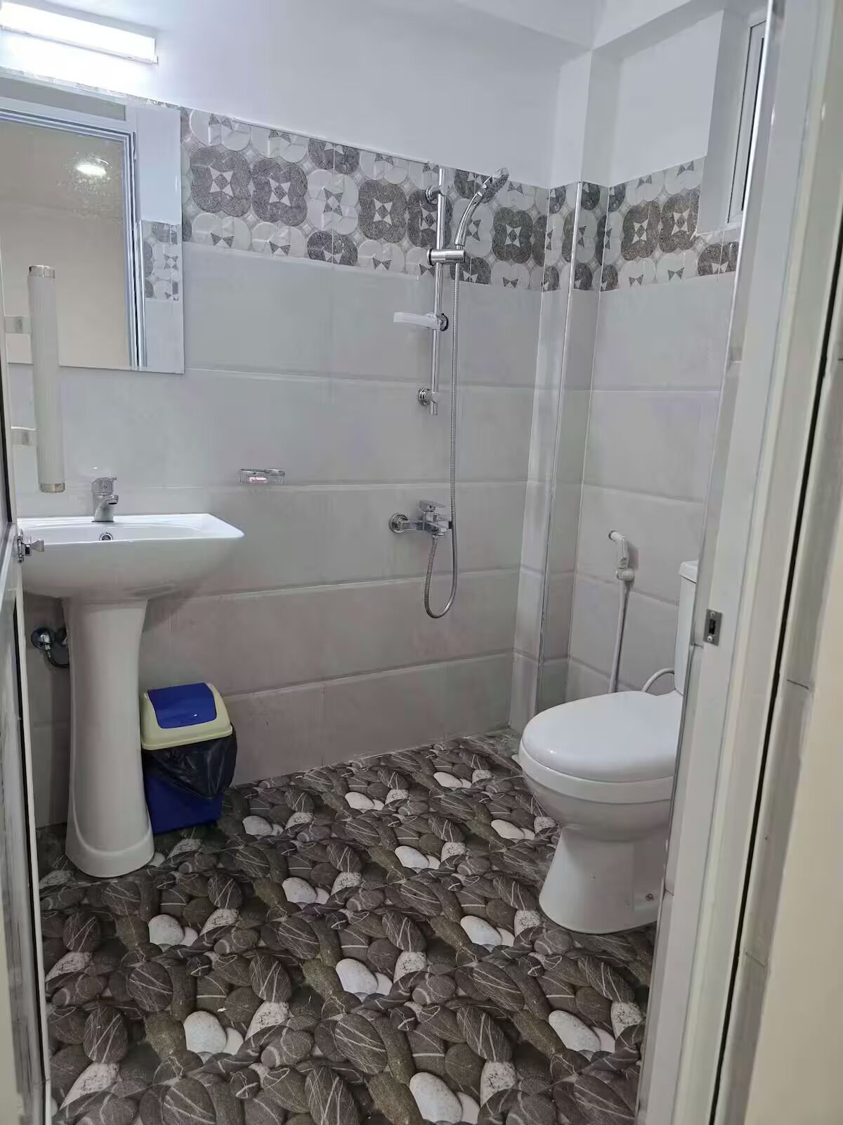 Ducha, cabezal de ducha tipo lluvia, toallas, jabón