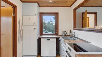 Frigorifero, piano cottura, lavastoviglie, macchina per tè/caffè