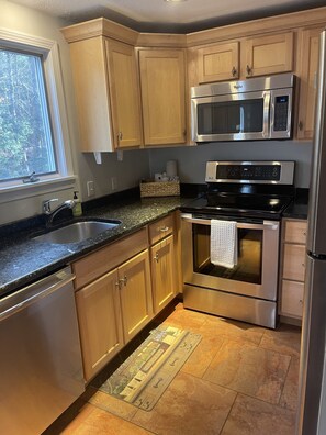 Jääkaappi, mikroaaltouuni, uuni, liesi