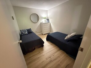 3 bedrooms, desk, iron/ironing board, free WiFi - The Goose Hollow Chalet - Waterville Estates - Pet friendly! (Campton)