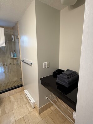 Shower, hair dryer, towels, soap - The Goose Hollow Chalet - Waterville Estates - Pet friendly! (Campton)