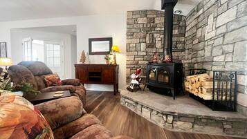 Smart-tv, een open haard en tafelvoetbal