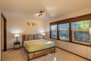 4 bedrooms, desk, iron/ironing board, free WiFi