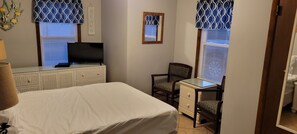 2 bedrooms, iron/ironing board, free WiFi - Great option for travelling nurses, traveling professionals or remote workers. (Seaside Park)