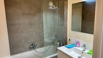 Secador de pelo, toallas, jabón y papel higiénico