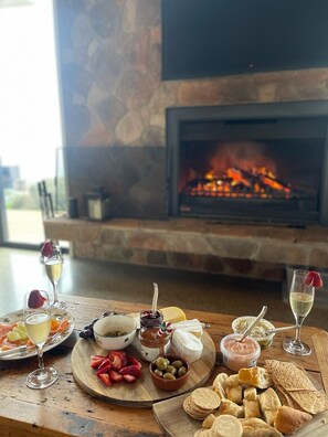 Dining - Modern farm house that has the the most incredible views only 1hr from Melbourne (Clonbinane)