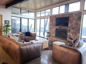 Living area - Modern farm house that has the the most incredible views only 1hr from Melbourne (Clonbinane)