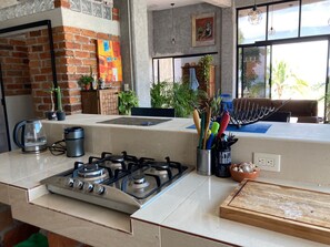 Frigorifero, piano cottura, macchina per tè/caffè, bollitore elettrico