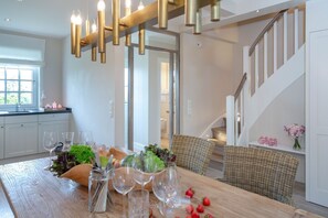 Dining - Reethüs Syltliebe - NEU 2023 - Luxuriöses Ferienhaus in Morsum mit Wunderschönem Blick in die Natur (Morsum / Sylt)