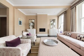 TV, books, offices - Kensington Luxury - 2 Bedrooms (London)