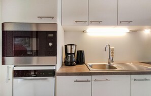 Een koelkast, een kookplaat, een vaatwasser