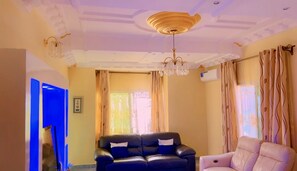 Smart-TV, DVD-Player, Stereoanlage