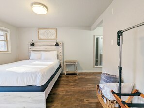 2 bedrooms, iron/ironing board, WiFi, bed sheets - The Fountain Creek Inn of Downtown Manitou Springs [Suite #204]
 (Manitou Springs)