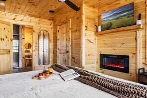 3 bedrooms, iron/ironing board, travel cot, free WiFi - Winter wonderland: Hot Tub, Game Room & 2 Decks! (Gatlinburg)