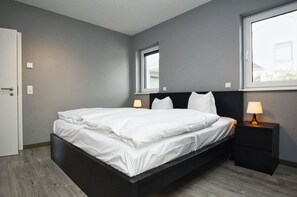 4 bedrooms, desk, WiFi