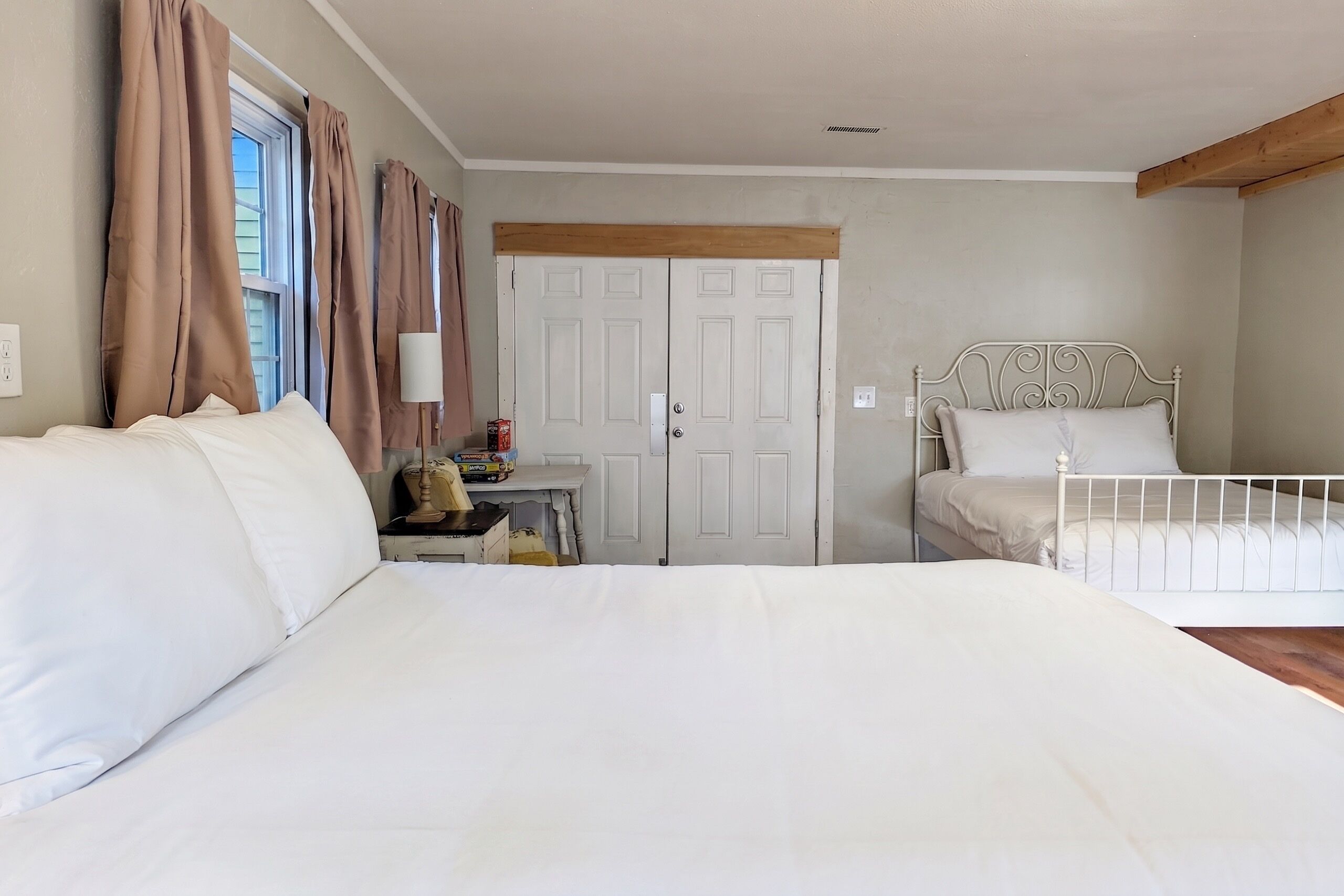 3 chambres, fer et planche à repasser, lit de bébé portatif