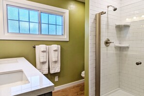 Douche, séchoir à cheveux, bidet, serviettes fournies