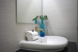 Bathtub, hair dryer, towels, soap - LOVE Beach Club (Koh Samui)