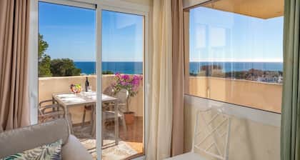 Tranquil sea view haven: 2BR with Terrace/Pool