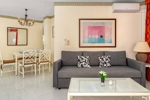 TV, offices - Riviera charm: 2BR Retreat with terrace, pool (Mijas)