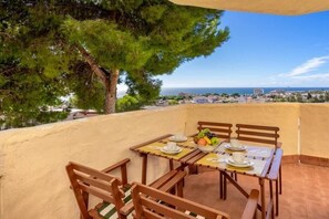 Outdoor dining - Riviera charm: 2BR Retreat with terrace, pool (Mijas)