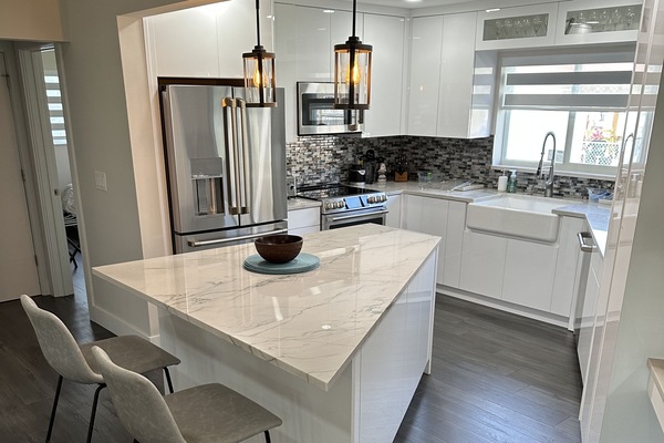 Geladeira, micro-ondas, fogão, cooktop