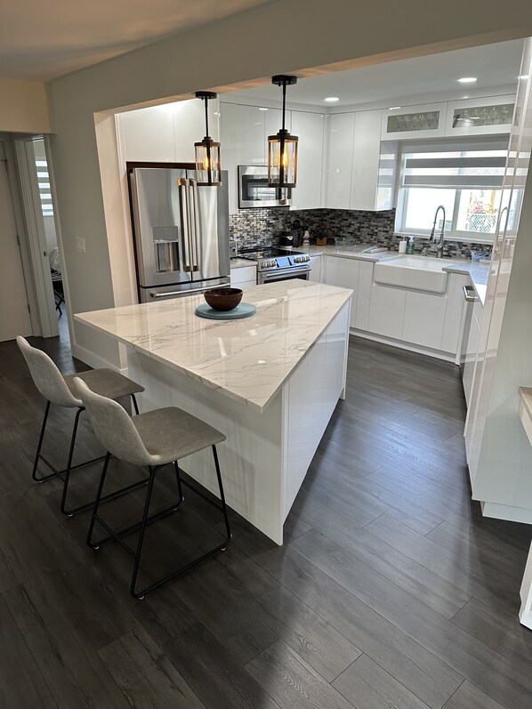 Een koelkast, een microgolfoven, een oven, een kookplaat