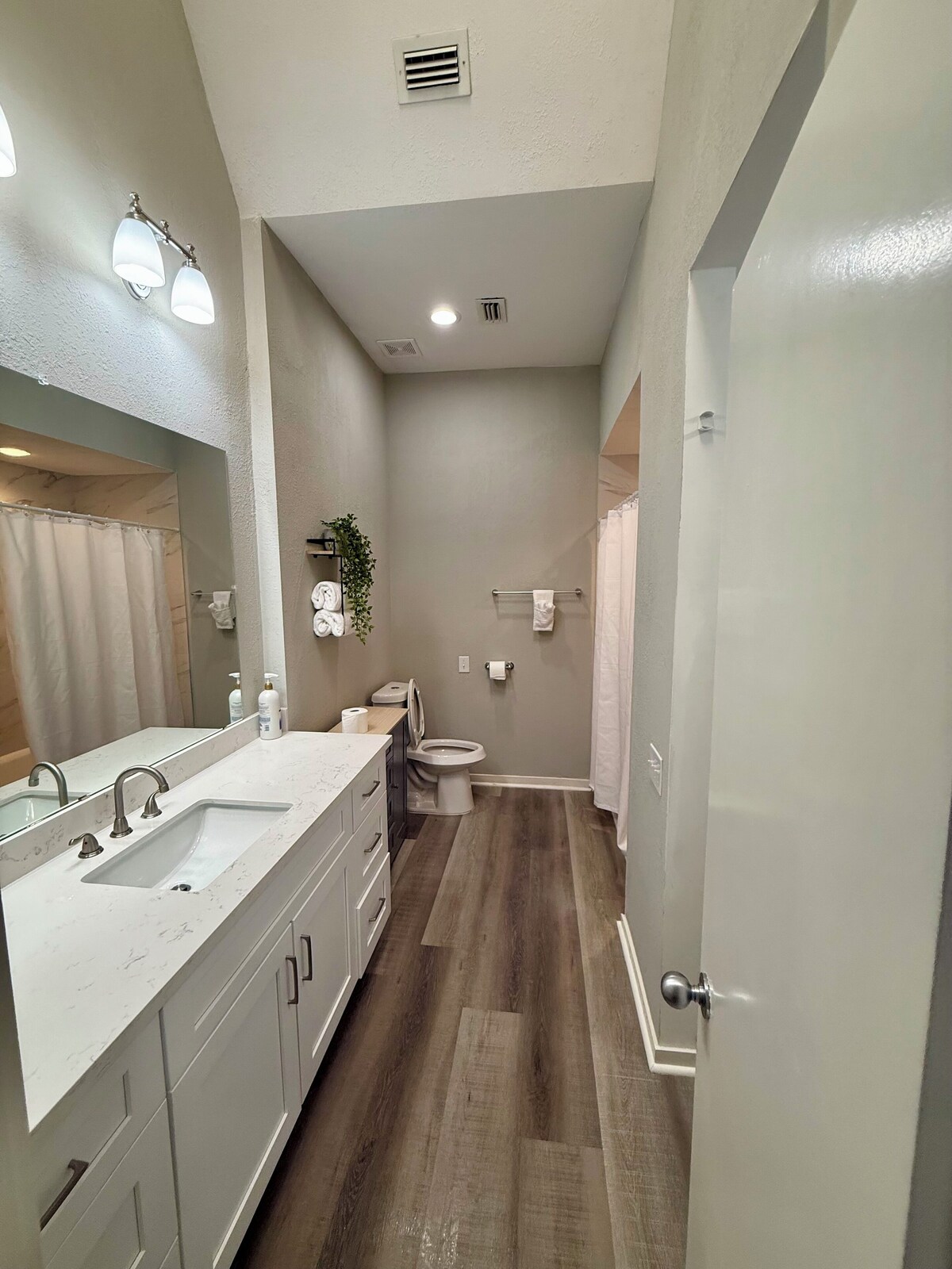 Photo 4 of Charming 3 bedroom house in gorgeous Galleria in Houston with AC, WiFi