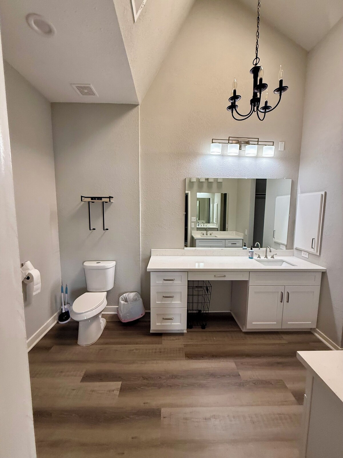Photo 10 of Charming 3 bedroom house in gorgeous Galleria in Houston with AC, WiFi